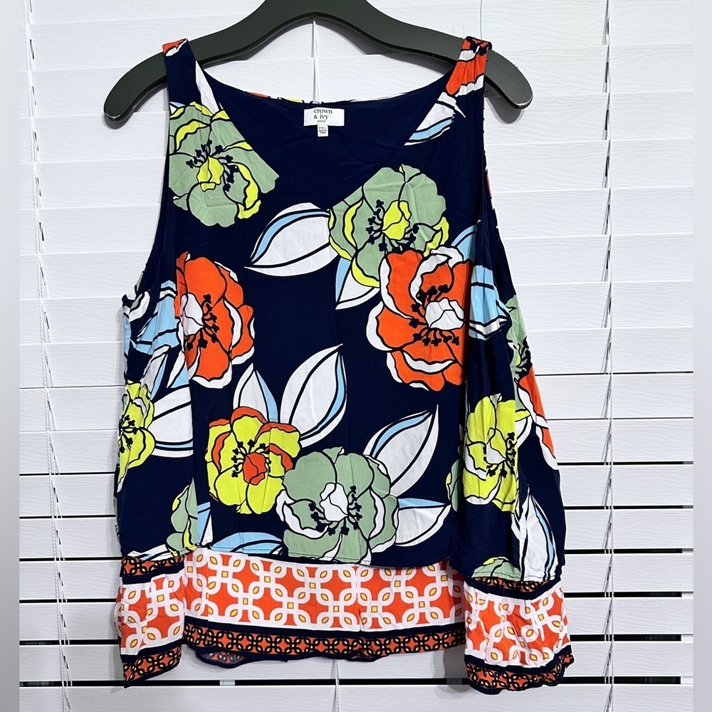 🛍️Crown & ivy  Floral top with open back Size PXL